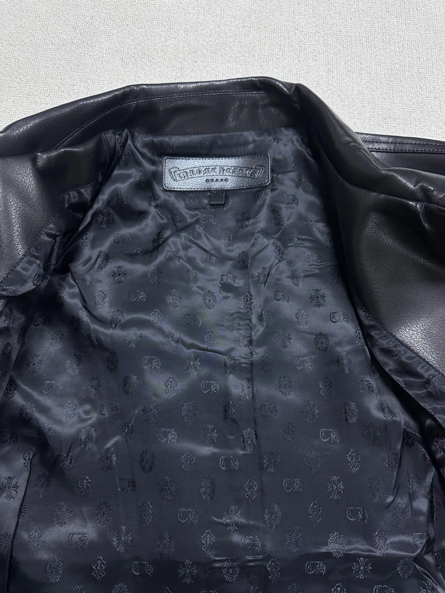 P800 💰 Chrome Heart*/Chrome Heart 24SS CH double-sleeved flame vine embroidered leather jacket. Originally purchased for 84,300, the fabric is custom-woven using black pebbled composite two-layer sheepskin material, custom-made silk jacquard logo lining, embroidery is processed using TAJIMA machine, appliqué embroidery technology, back imported template machine shape, customized genuine leather trademark, customized genuine leather size, customized 5.8cm metal logo mark, customized 18mm four-button buckle, customized 18mm two-button button, a full set of three-label accessories, exclusively produced.  Size：S/M/L